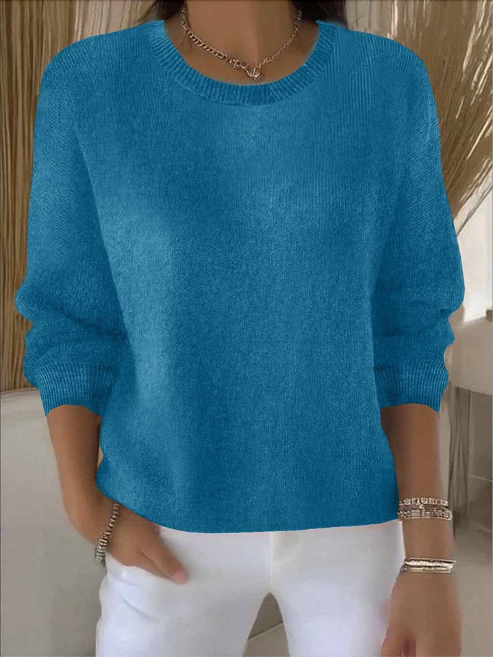 Detail des Rundhals-Ausschnitts am bequemen Damen-Strickpullover, klassisch & vielseitig.