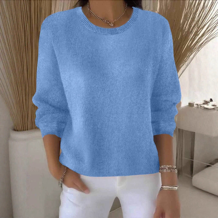Frau genießt Kaffee in stilvollem Damen-Strickpullover, ideal für gemütliche Herbsttage.