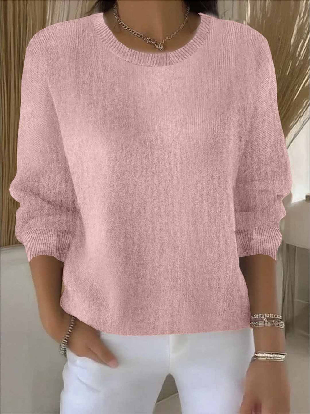 Elegante Frau trägt bequemen Damen-Strickpullover, stilvoll und warm für den Alltag.