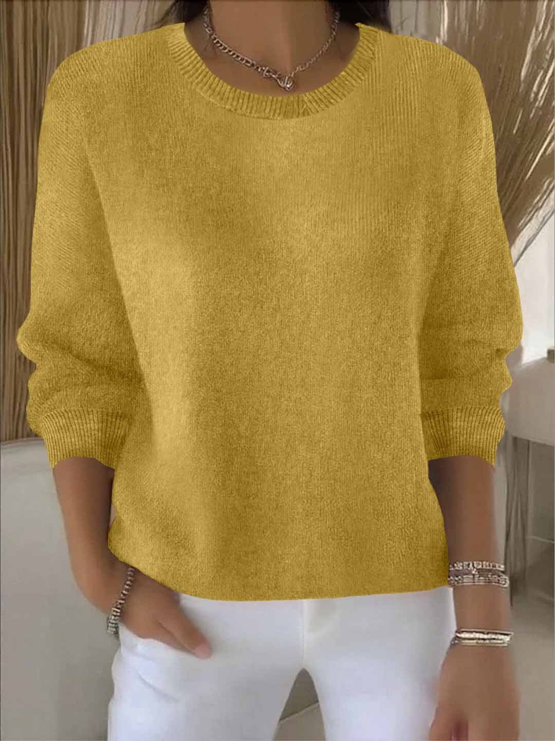 Glückliche Frau in kuscheligem Damen-Strickpullover, perfekt für entspannte Stunden zu Hause.