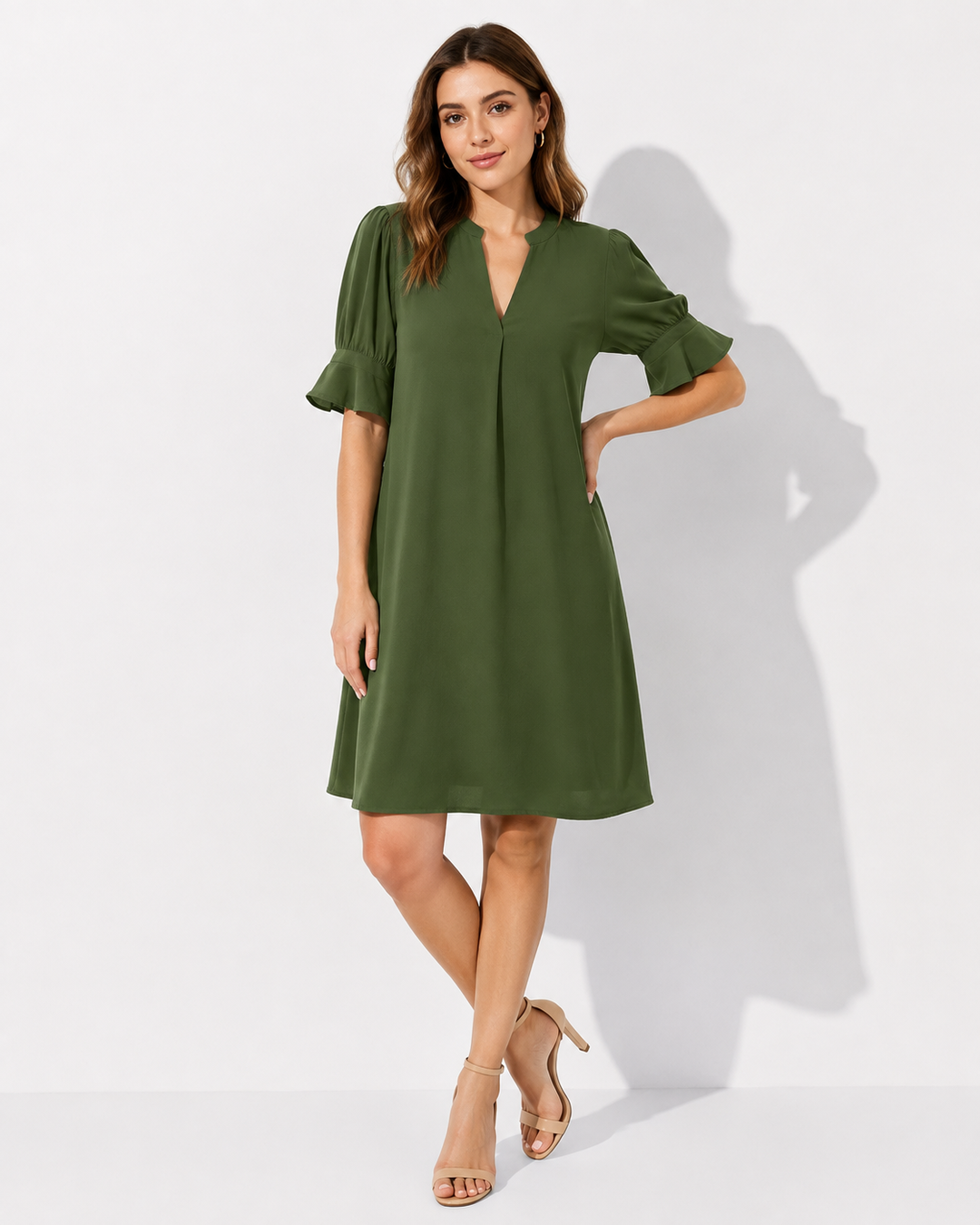Elegantes Damenkleid mit V-Ausschnitt und halben Ärmeln, vielseitig für Freizeit & Abend. Stilvolle Mode.