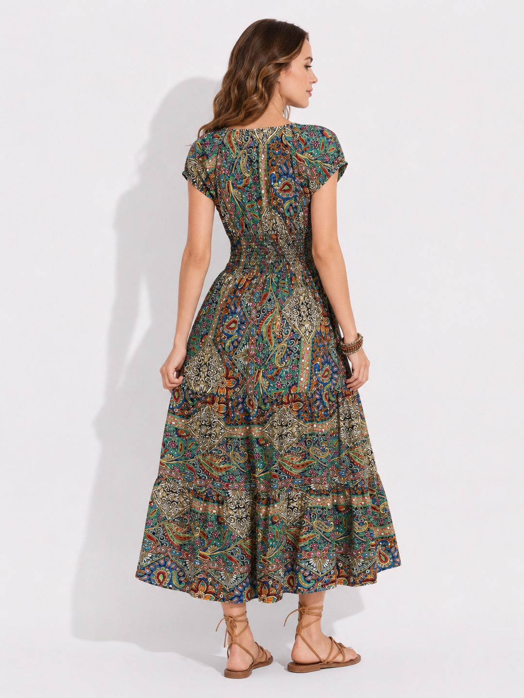 Stylisches Damen Maxikleid mit farbenprächtigem Paisley-Print, vielseitig als Sommer-, Freizeit- oder Strandkleid.
