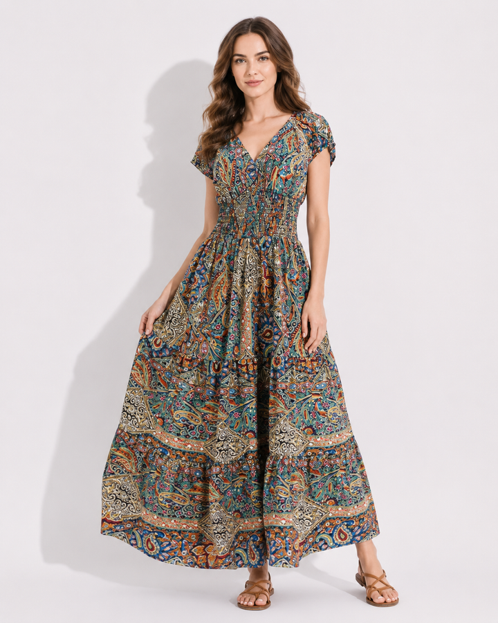 Farbenprächtiges Damen Maxikleid mit lebhaftem Paisley-Print, ideal als Sommer- oder Strandkleid.