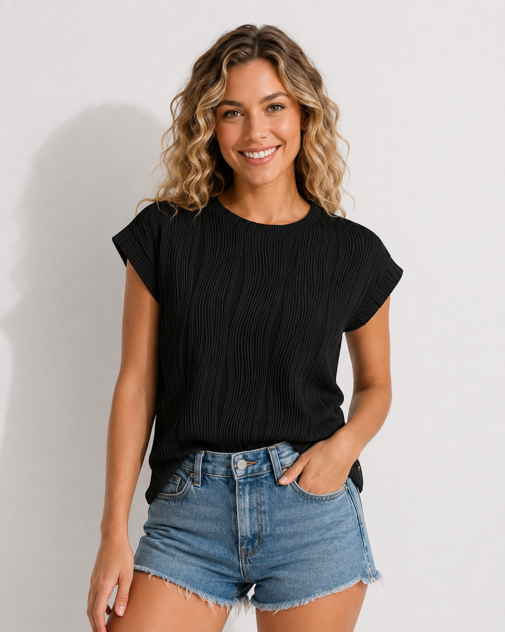 Elegantes Damen Kurzarmshirt mit floraler Spitze & Rundhals. Ideal für Freizeit & Sommer.