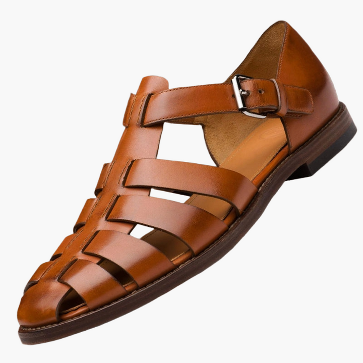 Detailaufnahme der Herren Fischer-Sandalen: hochwertiges Leder, verstellbare Schnallen, ideal für entspannte Sommertage.