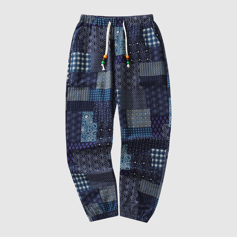 Trendige Herren Patchwork-Hose mit elastischem Bund und Kordelzug. Bequeme Baumwollhose für Freizeit.