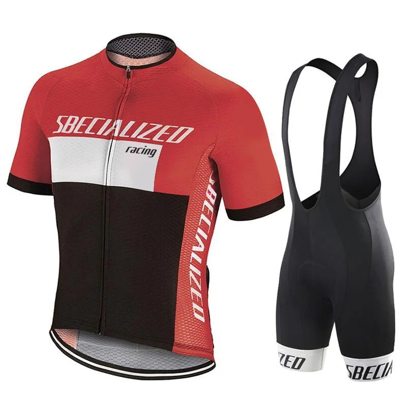 Atmungsaktives Herren Radsportset Sommer mit feuchtigkeitsableitendem Kurzarm-Trikot und Bib Shorts.