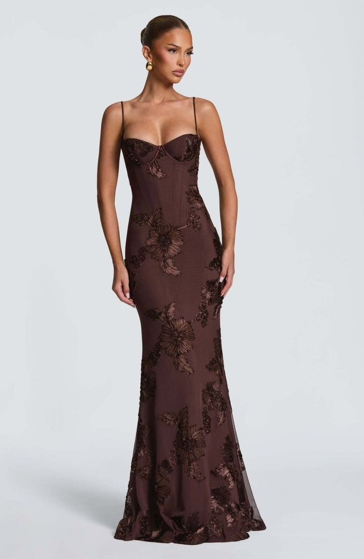 Figurbetontes Damen-Maxikleid mit filigraner Spitze, offenem Rücken. Ideal für festliche Anlässe.