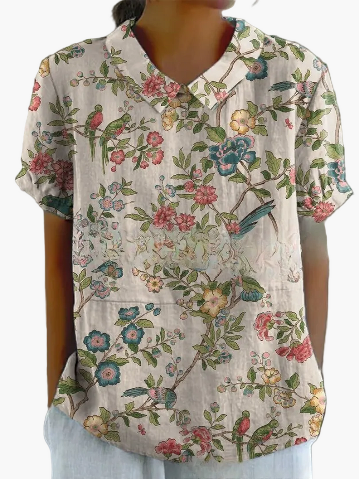 Blaue Kurzarm-Damenbluse im Vintage-Look; Florales Muster, perfekt für warme Tage.