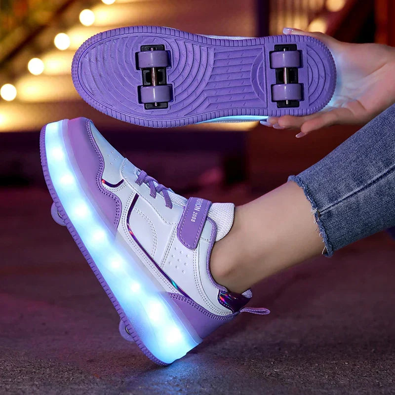 Glückliches Kind fährt auf leuchtenden LED-Rollschuhen; sicherer Halt & viel Spaß beim Skaten.