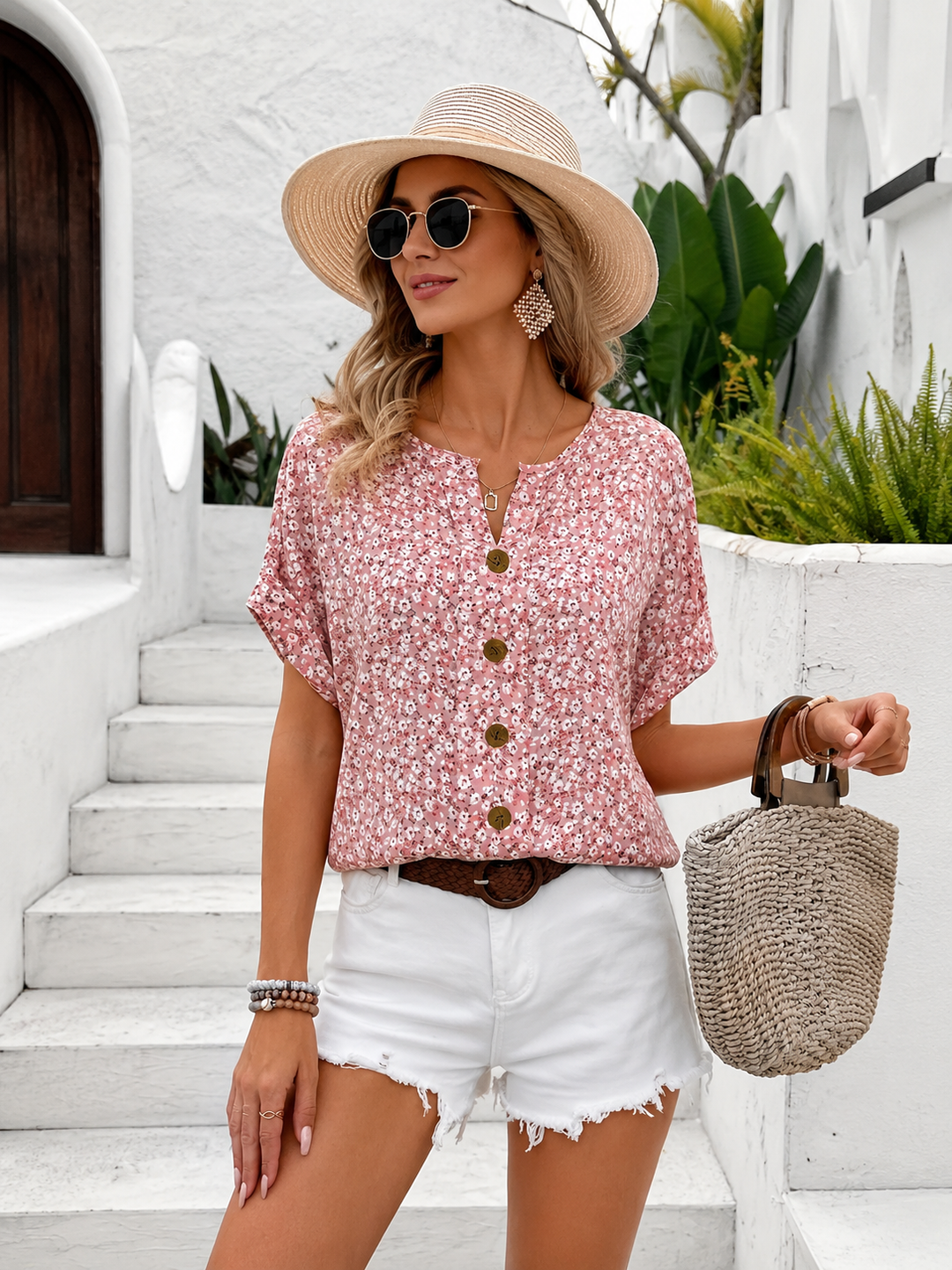 Elegante Sommerbluse für Damen mit feinem Blumendruck und modischen kurzen Puffärmeln. Vielseitig kombinierbar.