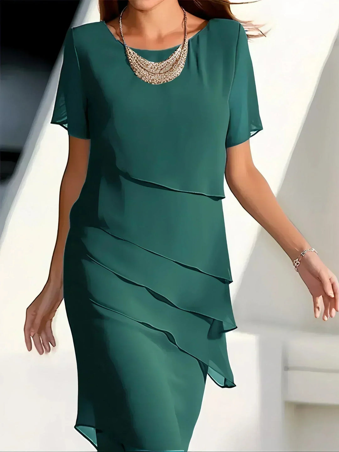Rotes, vielseitiges Damen Lagenkleid, elegant und figurschmeichelnd, ideal für Abende und Feiern.