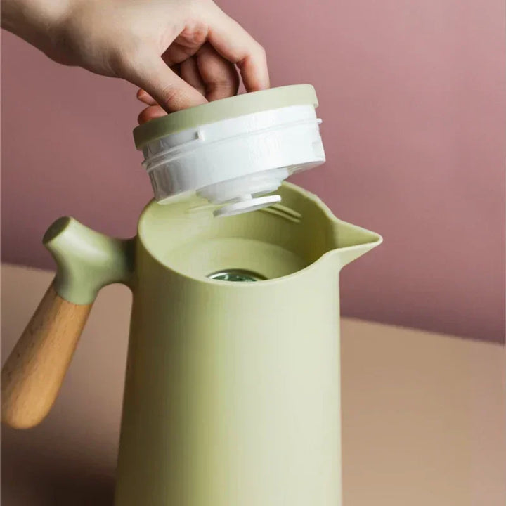 Elegante NordicTherm Warmhalteflasche im skandinavischen Design, perfekt für Pendler & unterwegs. BPA-frei.