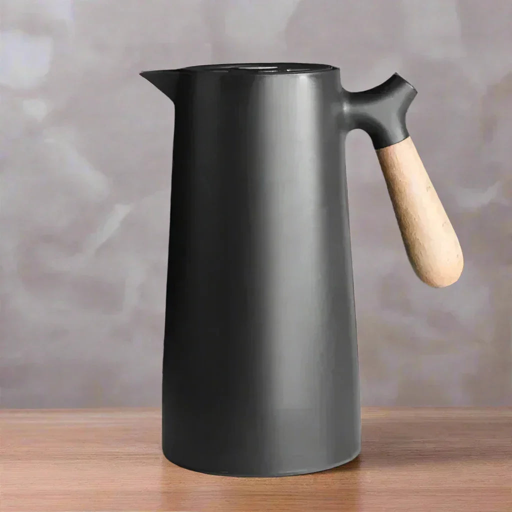 Stilvolle NordicTherm Edelstahl-Thermosflasche für Heiß- & Kaltgetränke unterwegs. Perfekt für Büro & Outdoor.