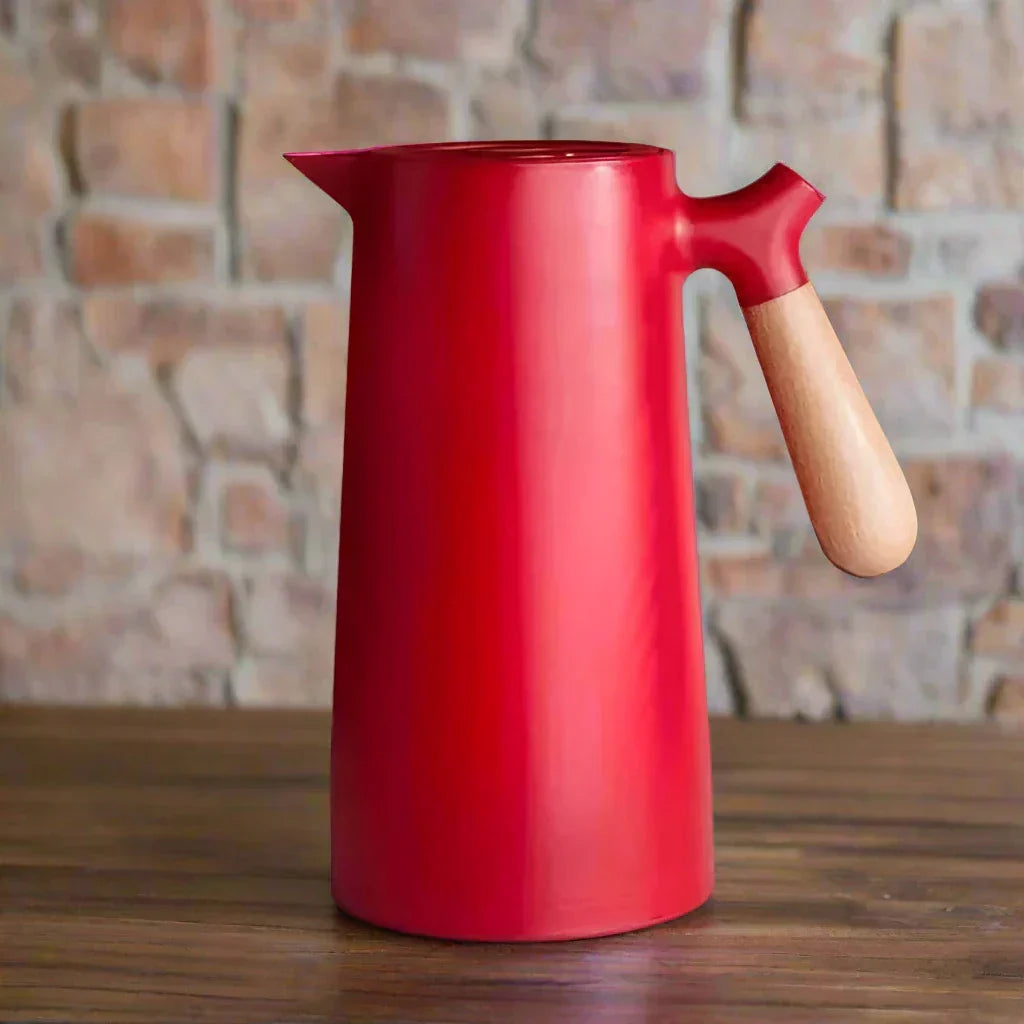 Doppelwandige NordicTherm Edelstahlflasche mit herausragender Wärme- & Kälteisolierung für unterwegs.