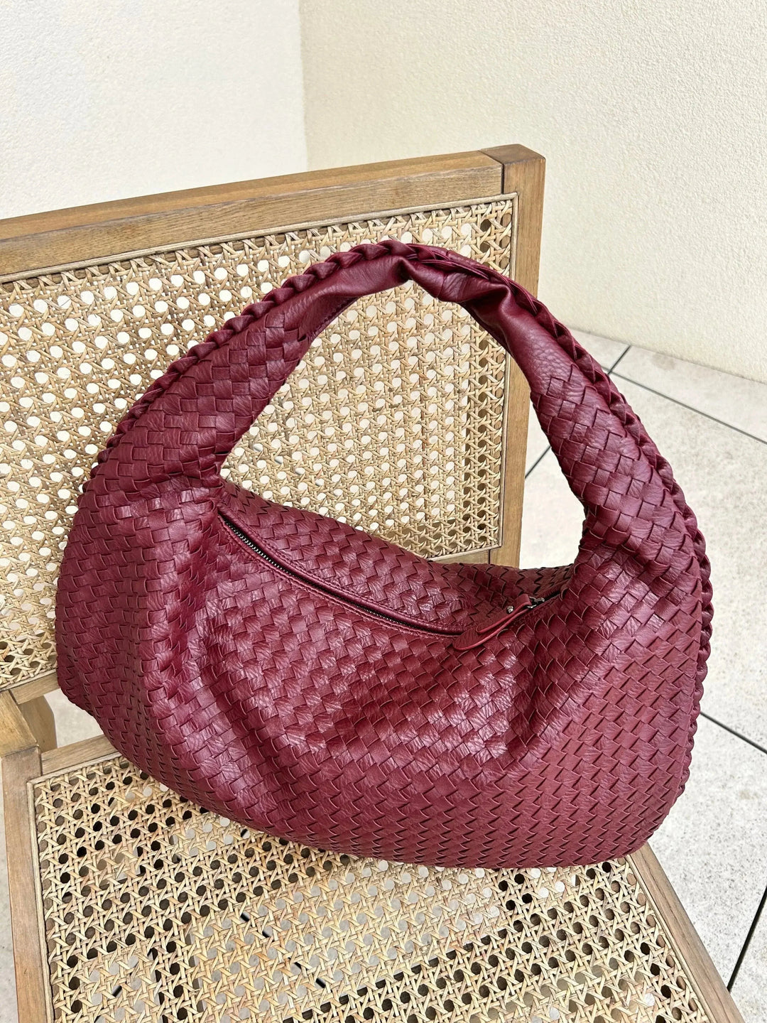 Detailaufnahme der Damen Hobo Tasche in Flechtoptik, zeigt hochwertige Verarbeitung und stilvolles Design.
