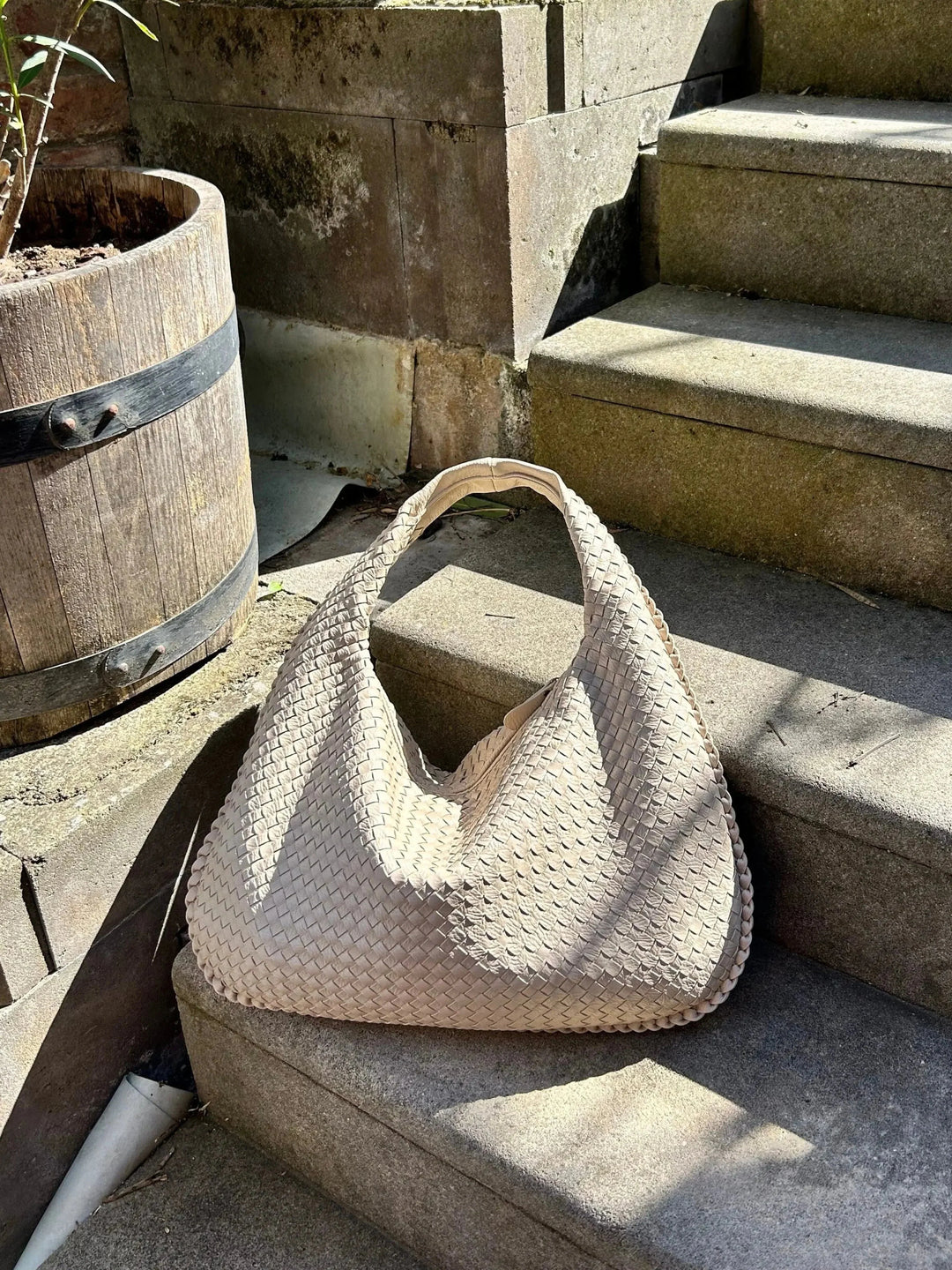 Trendige Damen Handtasche mit eleganter Flechtoptik, große Alltagstasche, als komfortable Schultertasche nutzbar.