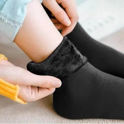 Gefütterte Thermosocken in Einheitsgröße für Damen & Herren, bieten optimalen Komfort und Wärme bei Kälte.