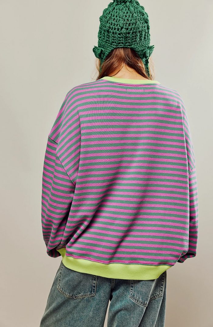 Bunter Damen Oversize Pullover, gestreift. Ein Must-have für entspannte Herbst- und Winteroutfits.