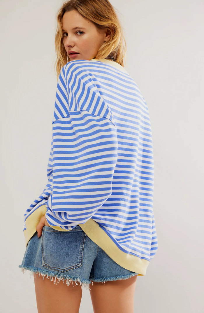 Eleganter Damen Pullover mit Streifen. Oversize-Passform kombiniert Bequemlichkeit und Stil.