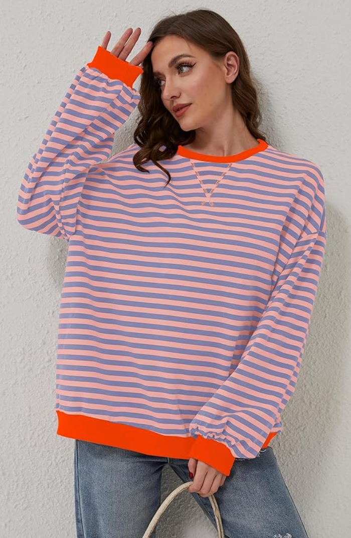 Weicher, gestreifter Kuschelpullover für Damen. Entspannter Langarm-Pullover für kalte Tage.
