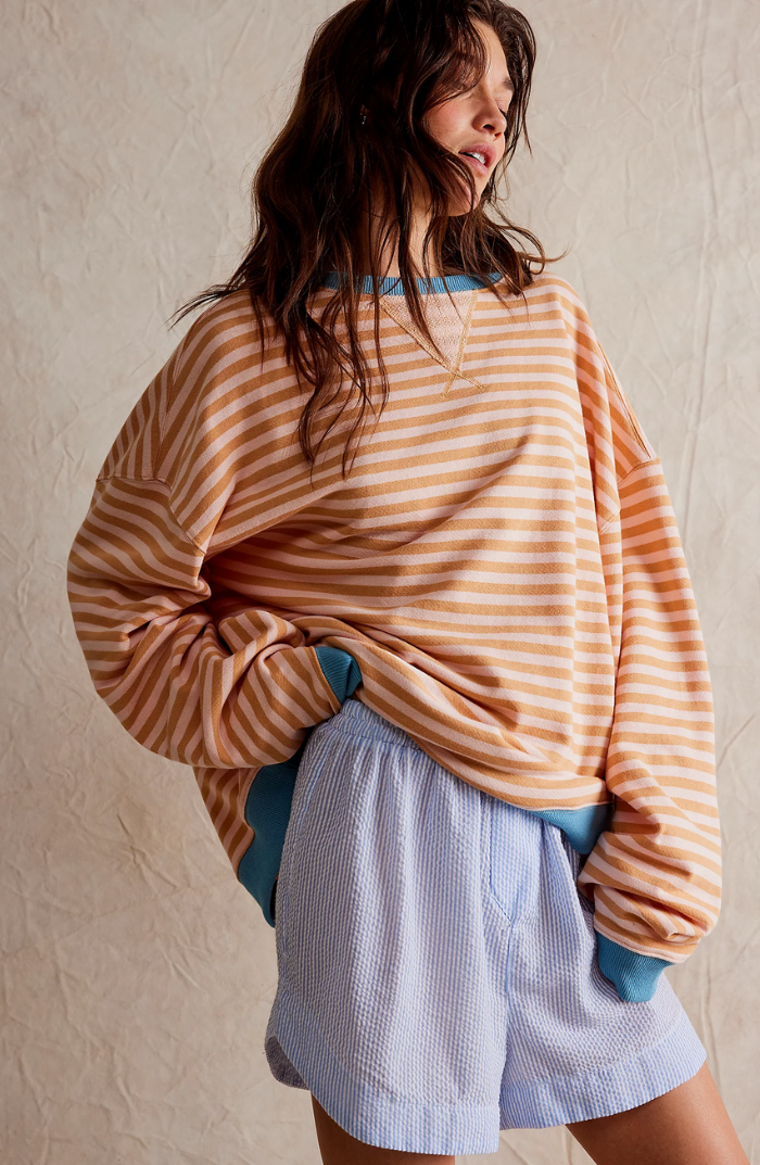 Moderner Damen Freizeitpullover, gestreift und oversized. Bietet Wärme und Stil für jeden Tag.