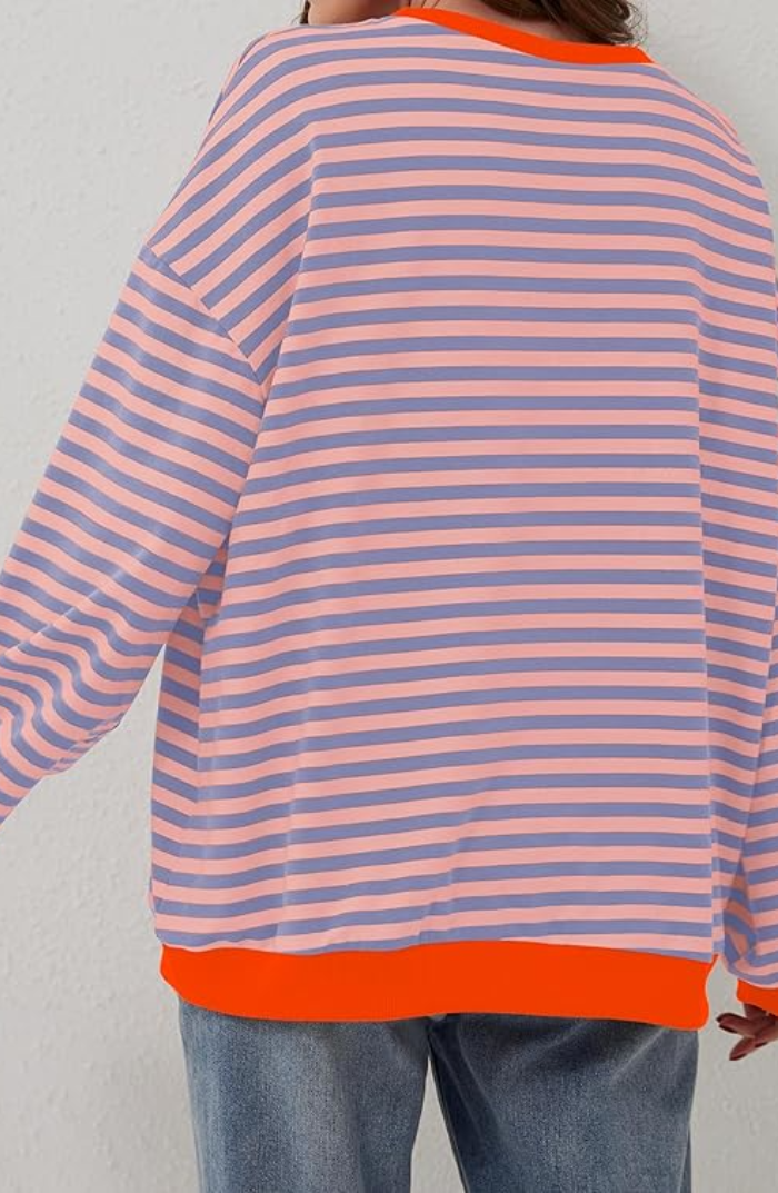 Detailaufnahme: Weicher Stoff des gestreiften Oversize Pullovers für Damen. Kuschelig und warm.