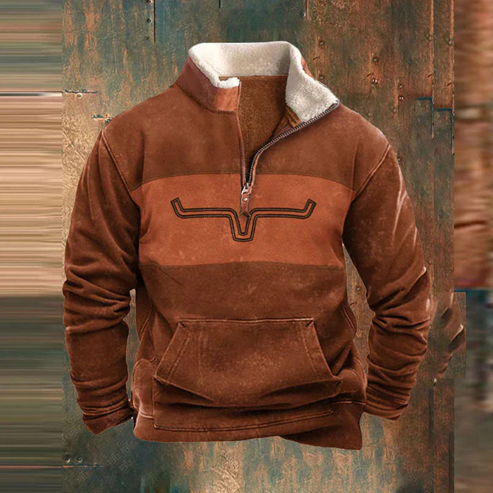 Detailaufnahme des Herren Half-Zip Pullovers. Sichtbar: praktische Kängurutasche & Ärmeldetails. Moderne Freizeitmode.