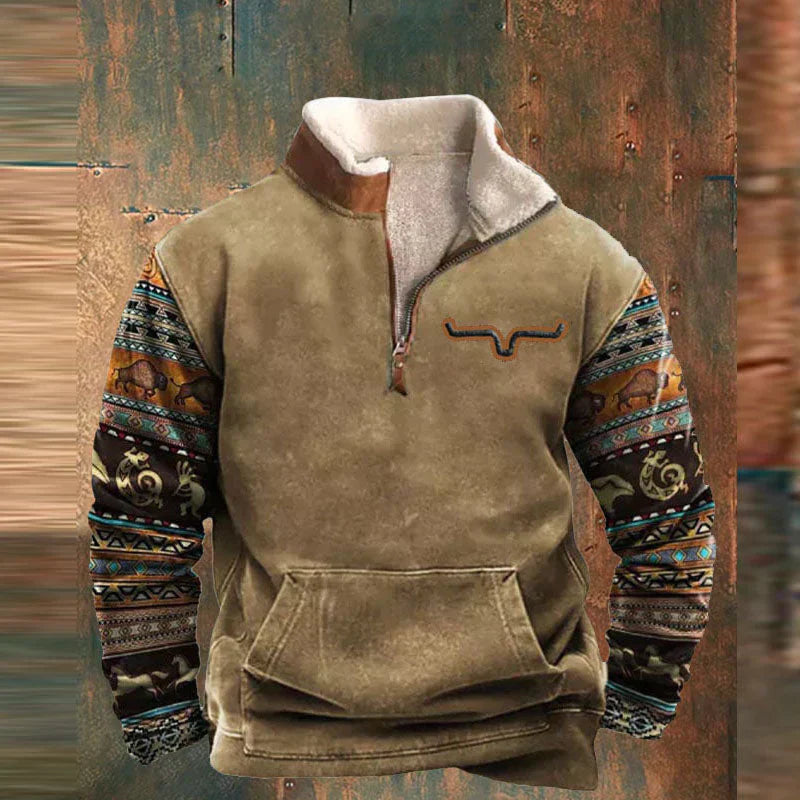 Mann trägt modernen Herren Half-Zip Pullover. Bequemer Casual Look mit Kängurutasche, ideal für Alltag & Freizeit.