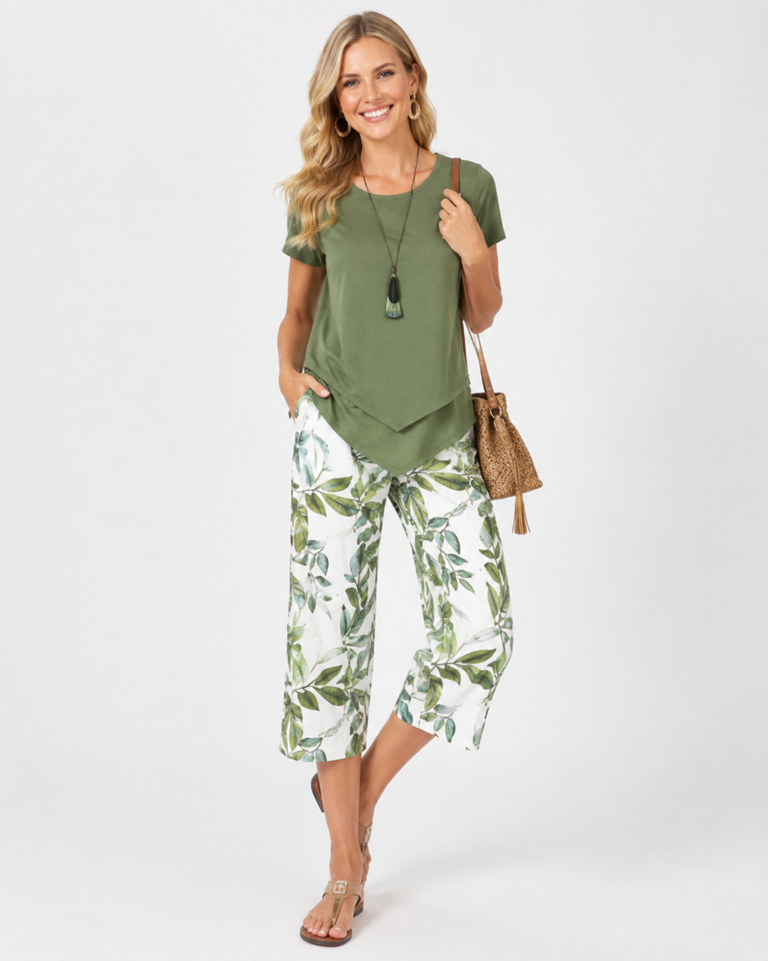 Modisches Damen Outfit: Zweiteiler mit elegantem Blumenmuster-Oberteil und lockerer Hose, ideal für Sommer.