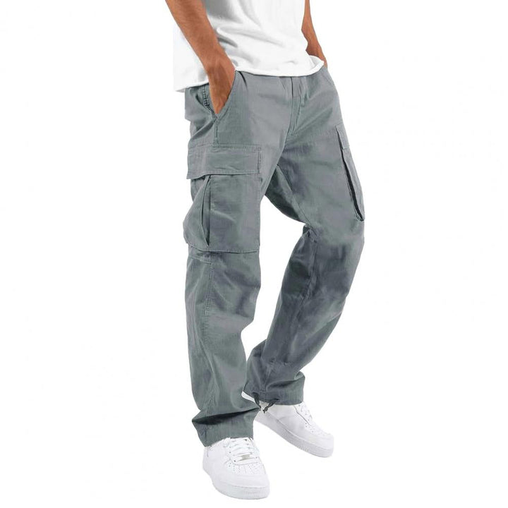 Mann trägt bequeme Herren Cargohose Regular Fit in Schwarz, flexibel für Spaziergänge & Freizeitausflüge.