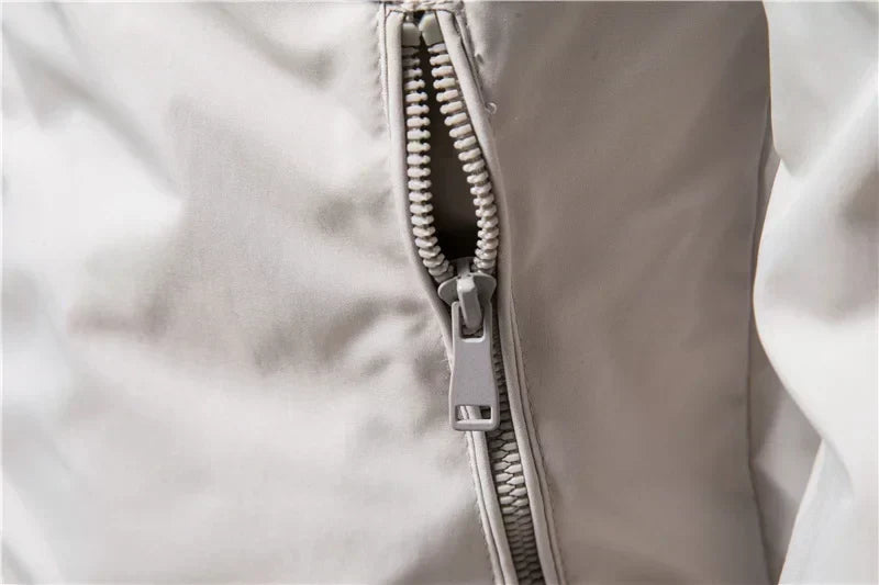 Vielseitige Herren Freizeitjacke. Wasserabweisend, sportlich und robust, perfekt für den urbanen Alltag.
