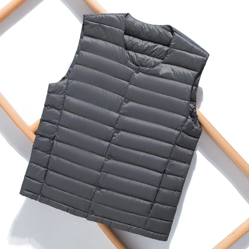 Rückenansicht der ultraleichten Herren Steppweste Laurent, ärmellos und komfortabel für Outdoor-Aktivitäten.