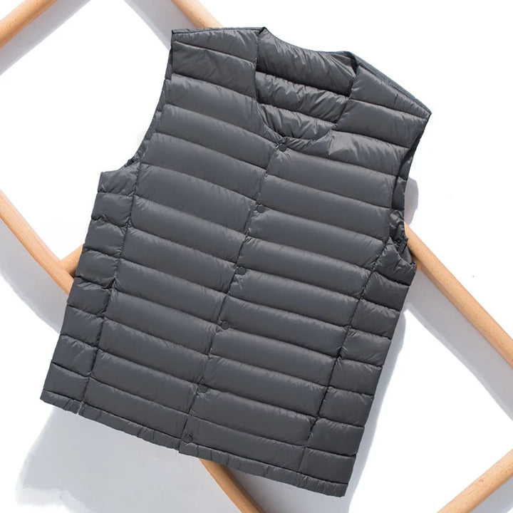 Rückenansicht der ultraleichten Herren Steppweste Laurent, ärmellos und komfortabel für Outdoor-Aktivitäten.