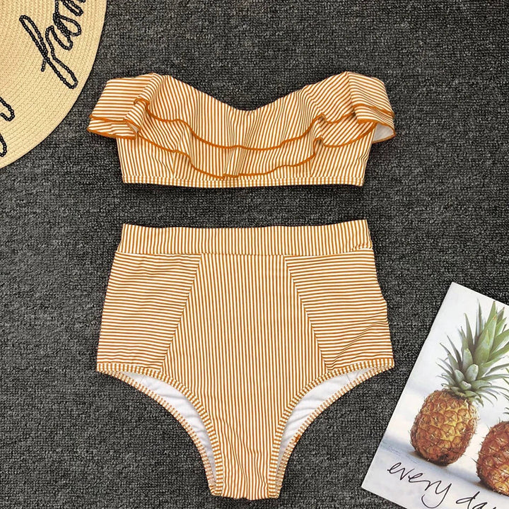 Bequemes Damen Bandeau Push-Up Bikini-Set mit gestreifter High Waist Passform für den Sommer.