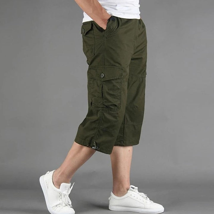 Stylische Herren Cargo 3/4 Hose. Eine vielseitige kurze Hose für Alltag und Outdoor-Abenteuer.