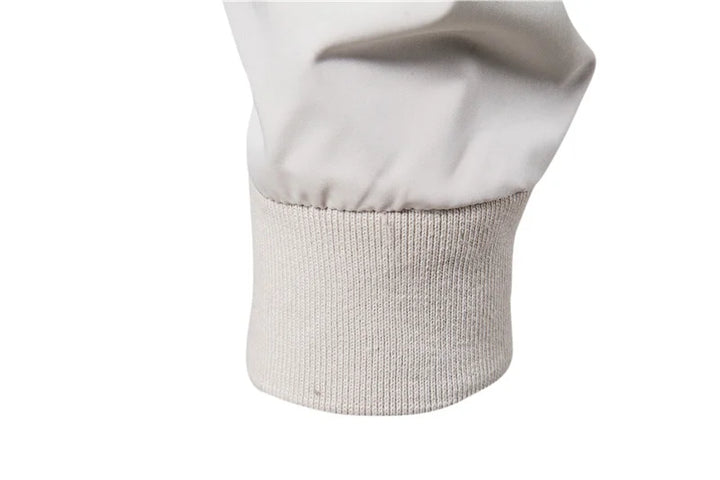 Stilvolle Herrenjacke, ideal als Freizeitjacke. Robust, wasserabweisend und modisch für jeden Anlass.