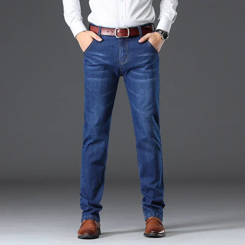 Blaue Herren Jeans, klassischer Schnitt, gerade Passform. Ideal für Alltag, Freizeit & Männer Mode. Bequem & robust.