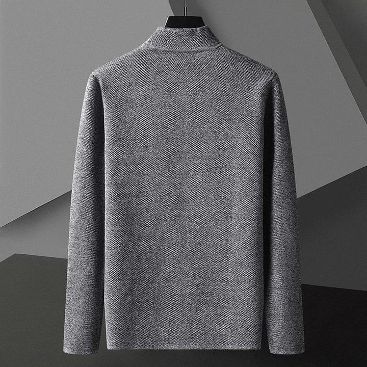 Mann trägt bequeme, schwarze Herren Strickjacke im Regular Fit, ideal für lässigen Alltagslook.
