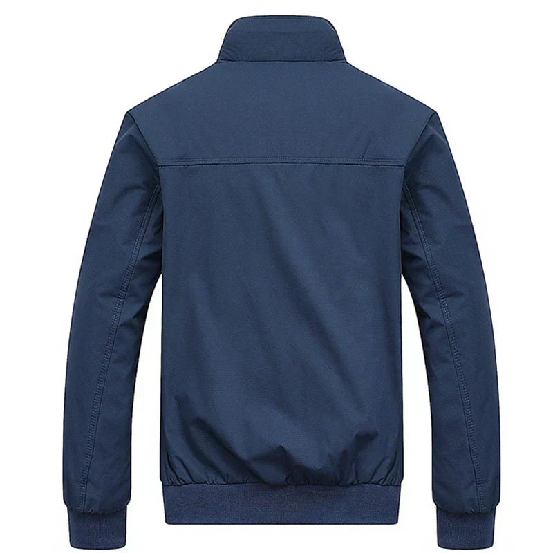Moderne Herren Herbstjacke in Schwarz, lässig & warm, vielseitig für Outdoor & Stadt.