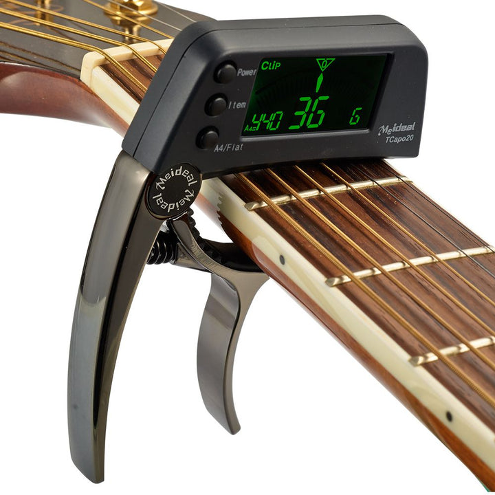 TuneGrip 2-in-1 Gitarren Capo & Stimmgerät: innovative Kombination für Gitarristen, Bassisten und Ukulele-Spieler.