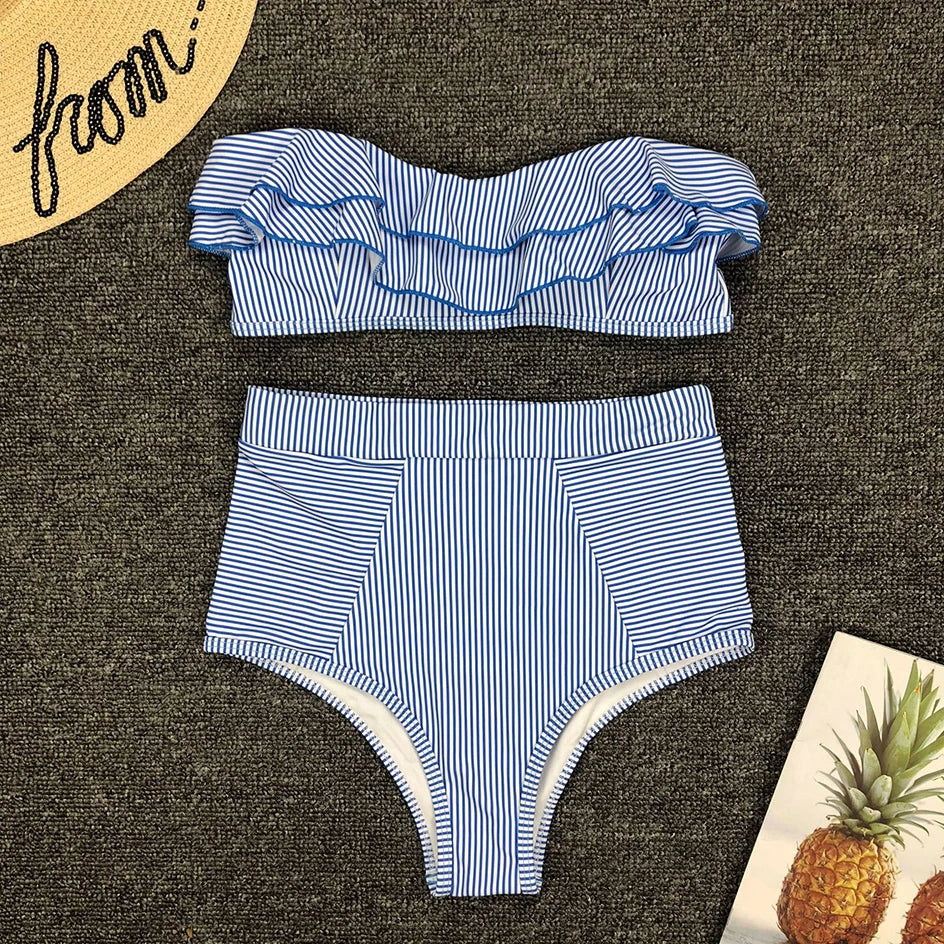 Eleganter gestreifter Bandeau Bikini für Damen, mit Push-Up Effekt und High Waist für den Strandurlaub.