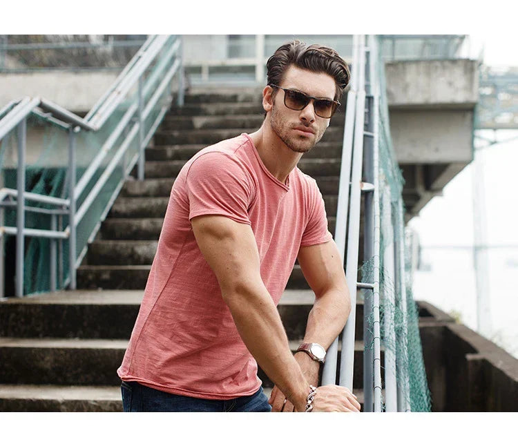 Enganliegendes Herren Kurzarm T-Shirt mit Rundhals, ideal für einen lässigen Sommer-Look.