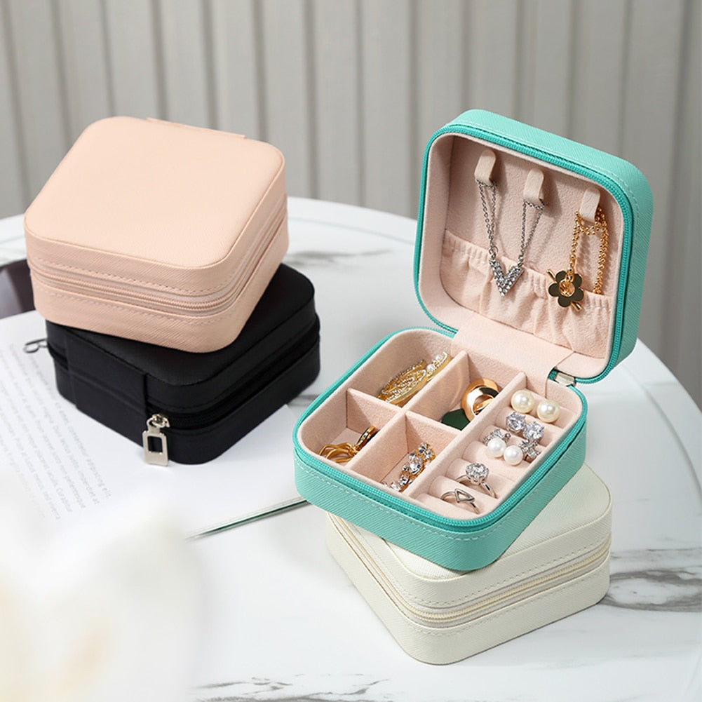 Reiseschmuck-Organizer aus Lederoptik für sichere Aufbewahrung von Ringen, Ohrringen und Ketten.