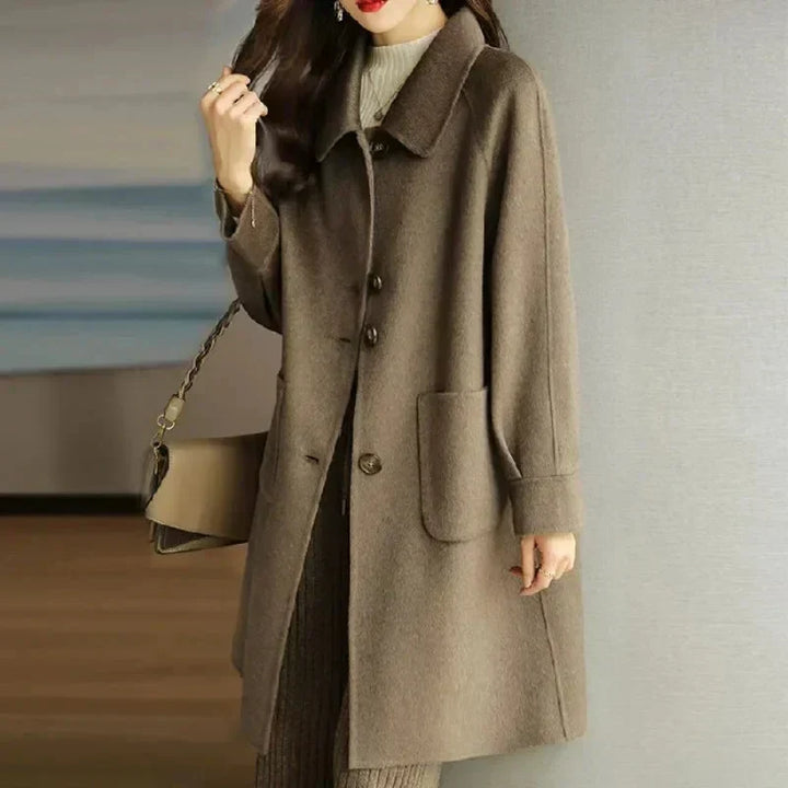 Eleganter Damenmantel für den Winter: Stilvolle und warme Wintermode, die Frauen durch die kalte Jahreszeit begleitet.