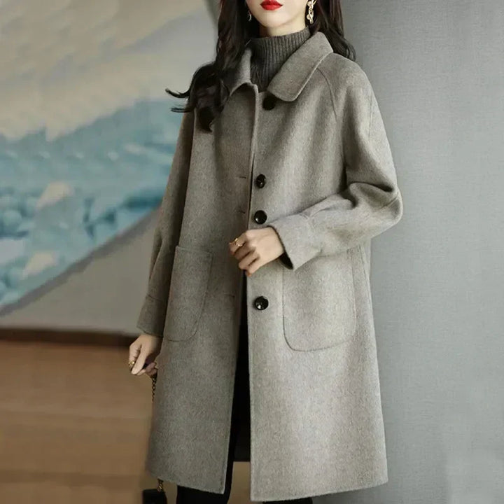Moderner, eleganter Frauen Wintermantel für den Winter. Perfekt als warme Oberbekleidung für Büro und Freizeit.