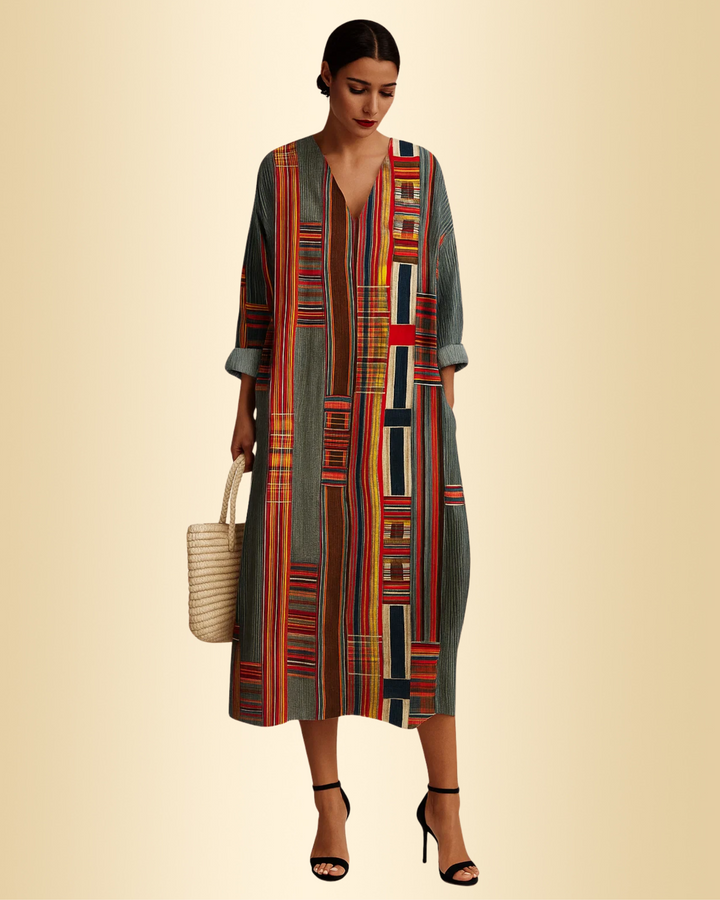 Elegantes, fließendes Damen Maxikleid in Braun mit geometrischem Muster. Bequemes Sommer-Freizeitkleid.