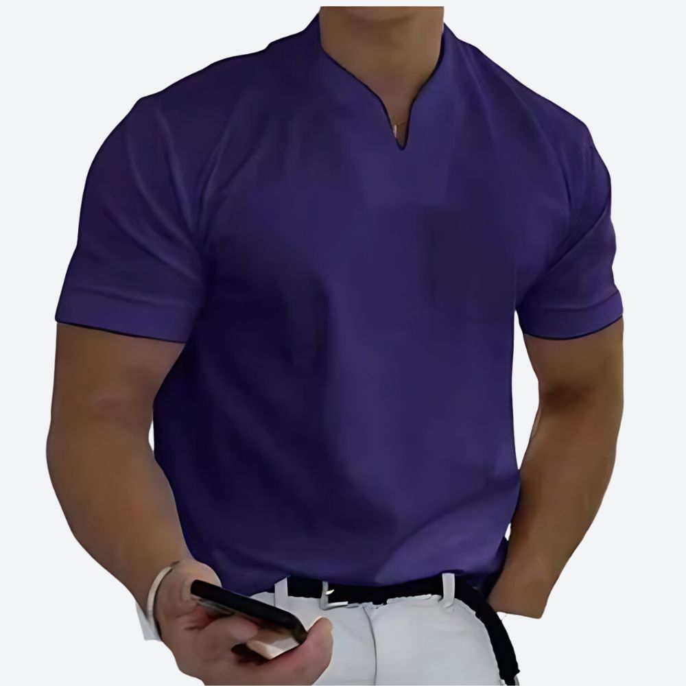 Komfortables Herren Polo-Shirt in dezentem Design, weicher Stoff für angenehmen Alltagstragekomfort.