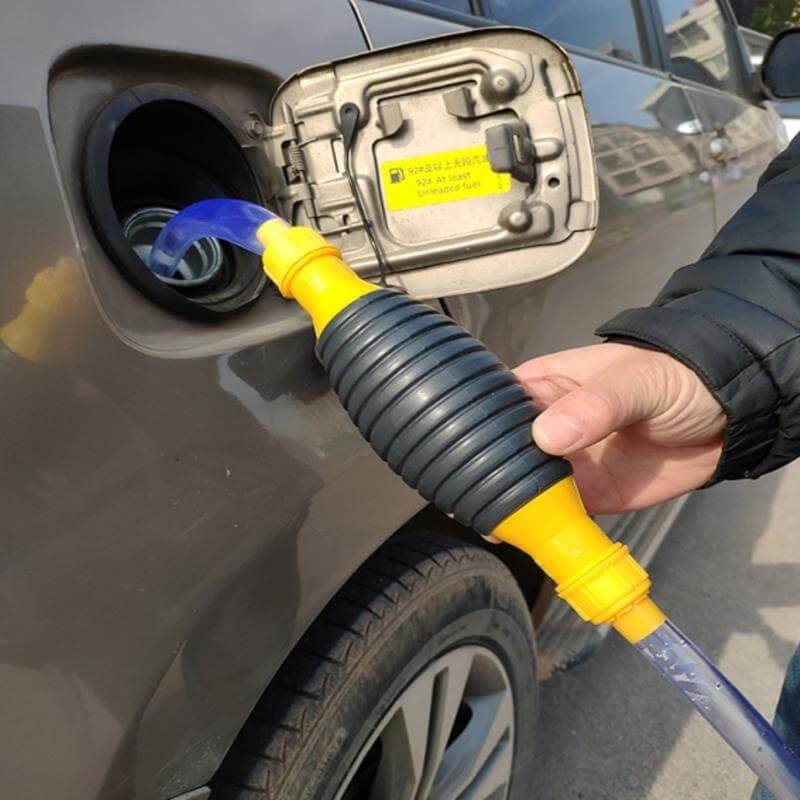 Handkraftstoffpumpe FuelMate aus Kunststoff zum einfachen Umfüllen von Benzin, Diesel und Öl für Auto & Notfall.