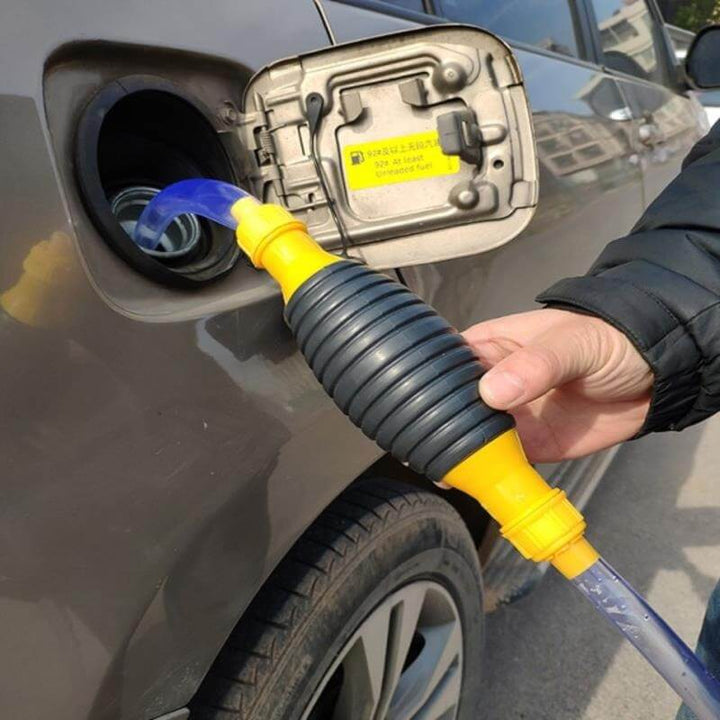 Handkraftstoffpumpe FuelMate aus Kunststoff zum einfachen Umfüllen von Benzin, Diesel und Öl für Auto & Notfall.